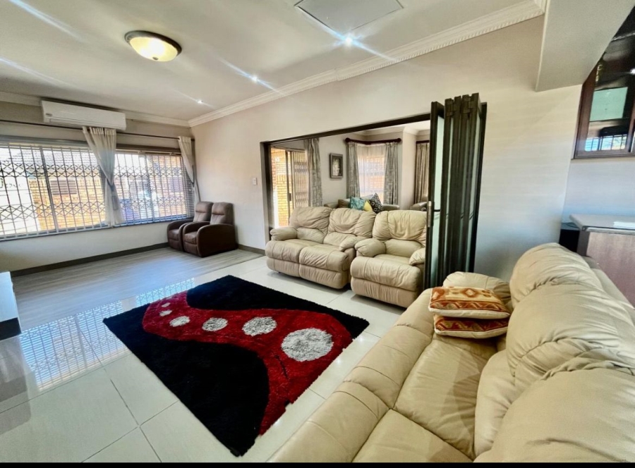 5 Bedroom Property for Sale in Roylglen Gardens Northern Cape